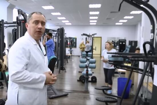 Klassen im Fitnessstudio mit zervikaler Osteochondrose