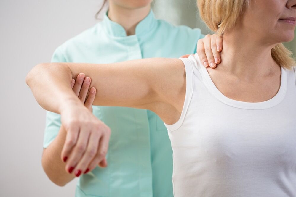 Untersuchung eines Arztes mit zervikaler Osteochondrose